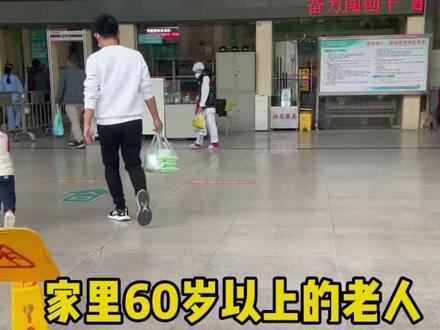 #照顾老人 #新冠肺炎 #老年人感染新冠怎么办 #人生是场飞翔 家里有老人的,阳过之后一定一定要去检查个肺部CT,任何村级镇里只要有CT的都可以,挂个急诊半小时就可以,不要忽视:肺部感染没有任何症状,血氧就降低,实际肺部已经纤维化,白肺#白肺病