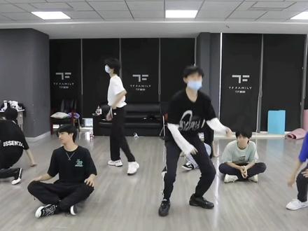 贺老师和兄弟们不同的打招呼方式#贺峻霖 #时代少年团 #物料