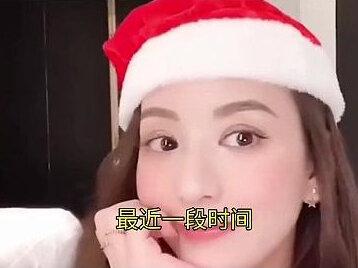 方媛此次紧急返乡,是因为外公不幸离世,夫妻戴孝在灵前跪别外公#郭富城 #方媛