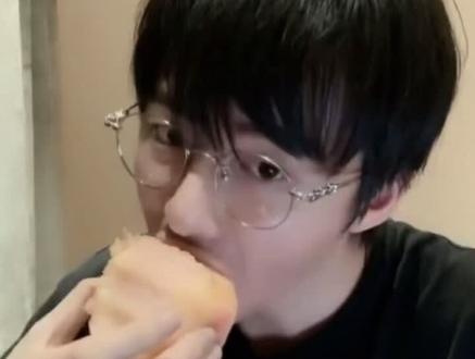 #刘宇宁 小海豹拍肚皮