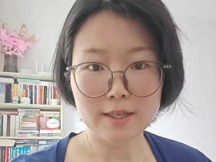 主角叫易青娥,一个从山里走出来的放羊娃,一个从伙房烧火丫头一步步成为秦腔皇后的传奇人物。
你看她是怎么从人生的谷底爬上来的。11岁被舅舅带进剧团,结果舅舅出事蹲了监狱,她一个乡下丫头没人管没人疼,直接被赶去伙房烧火。剧团里城里的孩子们嫌她土、嫌她脏,欺负她、嘲笑她,楚嘉禾甚至当着一群人的面把饭菜泼在她脸上身上。
你猜她怎么着?一声都没吭。拿块抹布默默擦掉,然后继续烧火、练功、压腿、劈叉,日复一日。
很多人觉得她怂,替她憋屈。但读完这本近八十万字的大部头我才明白,哪是什么软弱?在她身上我看到的,是一个人被全世界抛弃之后,没有被压垮,反而用自己的骨气在这世上站稳了脚跟。
有人问她凭什么逆袭?《主角》这本书里其实把答案写得很清楚。别人忙着勾心斗角抢角色拉关系的时候,她在练功房啃干馍吊嗓子;别人琢磨怎么使绊子上位的时候,她把“吹火”绝技练到嘴烫出一串泡。
我就想起秦腔老艺人说的那句话——“唱戏不是给人看的,是给苍天看的”。人在做天在看,老天爷不亏人。看懂这句话,你就看懂了什么叫真正的死磕。
她不是天生的大女主,甚至带着点原生家庭跟霸凌带给她的“习得性无助”。但她就凭着那股子纯粹和一根筋,硬生生把一手烂牌打出王炸。我一直都挺敬佩这种“戏痴”精神,心无旁骛,最终任何人都无法替代。
但说实话,读完这本书我最破防的还不是她的逆袭,反而是认清了一个真相:台上一分钟,台下十年功。主角从来都不是那么好当的。
所谓主角,就是要多出几十身臭汗、几十倍牛力气才能站立的地方。那些恶意、嫉妒、诽谤、家人的离世、婚姻的失败、儿子的悲剧,作者陈彦都没给忆秦娥省掉,而是笔笔扎心。
可是姐妹们,这不就是真实的人生吗?
这本书我看哭了好几次。不是矫情,是读来读去发现,你身边的每份酸楚跟不甘,忆秦娥都用秦腔替你吼了出来。生活的至暗时刻,把爱好活成信仰,你就是夜空中最闪亮的那颗星。
现在的女性常常被要求扮演太多角色,被卡在工作、婚姻、育儿、社会的期待里,唯独把自己活成了配角,看完这本书,愿你也做自己的主角。#电视剧主角#刘浩存忆秦娥 #电视剧主角#主角
#陈彦茅盾文学奖