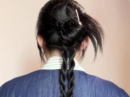 春日韩系甜酷双马尾辫‼️个性减龄 简单清爽 扁头姐妹也可以放心冲哦~鱼骨辫不会的姐妹也可以用小麻花代替!赶快试试叭~#低马尾麻花辫发型 #编发简单易学 #两股辫发型 #编发教程 #简单好看发型