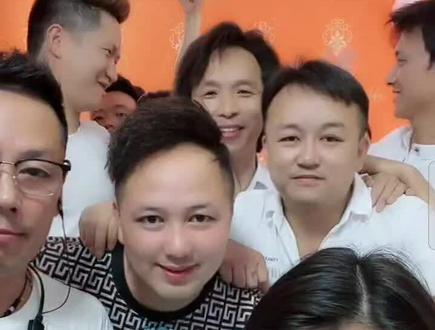 @左飞夫妇。爱唱歌。我很喜欢红艳是一个残疾女孩。身残志不残。自己努力赚钱。女儿。春天的时候。腿做了手术。还在恢复期。丈夫更是一个。有担当的男人。夫妻齐心合力。付出了很多。每天晚上直播都到凌晨。为他们的坚持永不放弃。而感动。我也是。719。大家庭的一名成员。为他们打气,你们会越来越好。加油。