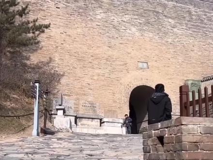 韩信临死前的一句"吾悔不用蒯通之计",让后来得知真相的刘邦惊出一身冷汗。原来在攻下齐国后,谋士蒯通曾向韩信献上一计,建议他趁势三分天下。若当时韩信采纳此计,历史或将改写。面对这个足以改变命运的建议,韩信却显得犹豫不决。他表面上推说要考虑,实则内心已经拒绝了这个提议。韩信对蒯通说:"我受刘邦知遇之恩,不能背信弃义。"这个决定,最终成为了他一生中最大的遗憾。蒯通离开时意味深长地说:"将军不听我言,后必有悔。"这句话在日后被证明是一语成谶。在韩信被杀前,他终于明白了蒯通当年的远见。那时的犹豫和迟疑,葬送了他最后的机会。这个错失的良机,不仅改变了韩信的命运,也可能改变了整个历史的走向。如果当时他采纳了蒯通的建议,或许就不会有后来的悲剧发生。