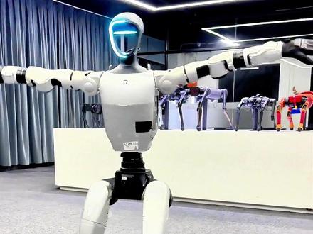 智能机器人真正的分水岭:国产机器人VS特斯拉Optimus! #科普 #人工智能 #宇树机器人 #特斯拉机器人 #特斯拉机器人擎天柱