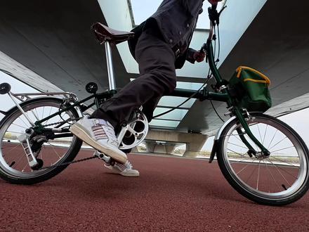 🚲费卡国布折叠车简评
1.复刻小布原厂形态,车架,变速,轮胎等
2.轻量化铬钼钢车架,11.2kg,便携
3.hh变速系统配合世文胎骑行体验优秀
适合城市通勤和休闲骑行,3k价位段性价比不低
#创作者中心 #创作灵感 #折叠车 #骑行装备 #让骑行成为一种生活