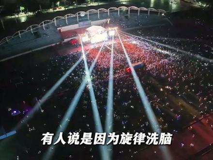这个演唱会话筒用了三年还有七格电的男人 #音乐 #歌曲 #伍佰 #抖音精选
