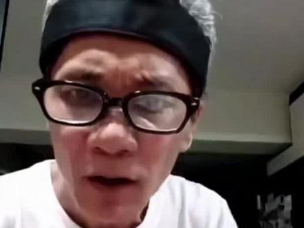 #看一遍笑一遍 #专治不开心 你见过有人跟鱼聊天吗?现在有了。