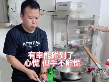 厨房间操作失误-热油溢出怎么处理,看操作#状元卷饼 #餐饮创业 #真材实料才能做出好味道