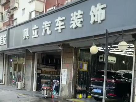 继续打卡,奔驰E300,座椅拆卸中,准备清洁内饰,然后安装360全覆盖环保脚垫。厂家直销-主打环保,终身质保