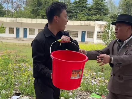 小时候总觉得妈妈是无所不能的超人,她为我遮风挡雨,把最好的一切都留给我,自己却默默扛下所有辛苦和委屈。长大后我才明白,妈妈也会累,也会脆弱,也需要被人捧在手心里疼爱。#情感 #孝顺 #记录真实生活 #女人 #家庭