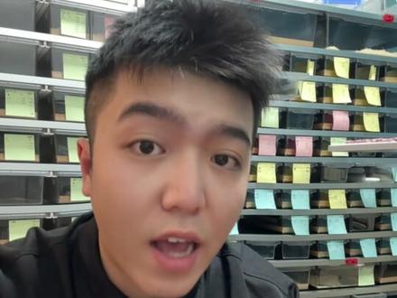 宠物蛇开箱视频怎么拍!
#爬宠 #宠物蛇 #黑王蛇 #玉米蛇 #守宫