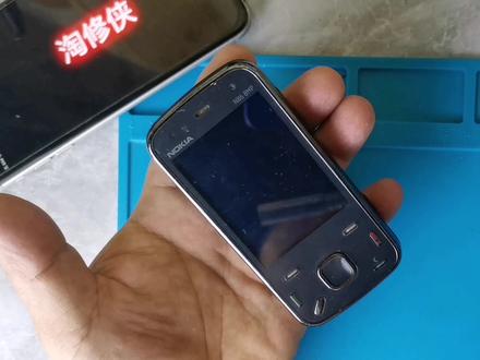 老旧手机开机键塌陷咋办 看看小贩的修复过程