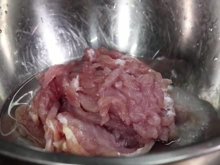 怎么才能让炒的肉丝嫩,只需要三样东西:盐,水,生粉!