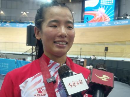 第十五届全运会场地自行车赛场,我省运动员苑丽颖强势夺冠!赛后,苑丽颖接受采访时兴奋喊出:“我是冠军!吉林,加油!”#十五运#2025全运会#全运会 (记者 张政 张宽 姚思琦 一审 姚思琦 二审 张政 三审 刘勃)