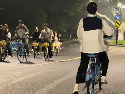 西湖夜骑|凌晨好朋友夜骑西湖共享单车 #西湖 #西湖夜骑 #人生就是一场体验 #杭州西湖美景 ##西湖风景区