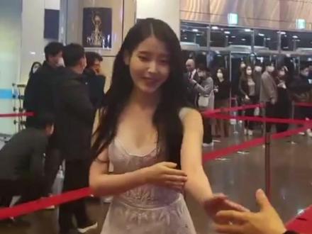 #IU#全世界最好的iu #iu李知恩 这是又要“俘获”两个可爱的小粉丝了吗🤣
