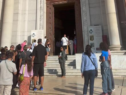 狮身人面像的鼻子到底是怎么没的? 小时候听说狮身人面像的鼻子是被拿破仑打的,也有说是自然风化的。
直到我走进埃及博物馆,发现无论是三层楼高的巨像,还是一比一比例的人像,绝大部分雕塑的鼻子——都不见了。
“拿破仑炮击”的传说早被推翻。早在他抵达埃及的四百年前,古文献里就已经记载:这些神像,鼻子已然缺失。
“风沙侵蚀”的说法也站不住脚。因为被毁的不只是石灰石雕塑,还有花岗岩与玄武岩材质的,这些材质坚硬得几乎能抵御时间。更何况,许多雕像并非暴露在野外,而是静静躺在神庙或墓室之中。
那么,究竟是谁动的手?
唯一合理的解释——是信仰的更替。
当新的信仰到来,旧的神灵就必须“被沉默”。
鼻子,象征着呼吸、生命、灵魂的出入口——
毁掉鼻子,就是让旧神“停止呼吸”。#青年创作者成长计划 #交换世界计划 #旅行vlog