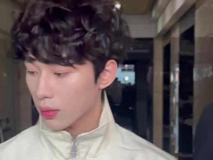 吴添豪没有塌房🥺!他人很好,他的某大粉就那啥吧😪 关于“吴添豪的大粉卡C训散粉”这件事的视角补充
先声明一下:本人是他的路人粉、散粉,因为他前段时间在福建拍戏比较近,所以正好就去了,视频拍摄时间为1月29号
希望刷到这篇帖子的路人粉宝宝们,可以花一两分钟看一下这个视频,不要因为这件事情就对五条有一些不好的看法。他其实线下是个很真诚的人,但是他线下的大粉抱团确实是一言难尽。
吴添豪人很好,他对每一个线下来看他的粉丝,都在自己能力范围内的去给他们饭撒给回应,并没有区别对待,从电梯到车的时间本来就很短,每个人能够拿到饭撒的时间也就是那么几秒钟。 基本上只要你叫他了,他都会把头扭过来,跟你说话。
但是他的线下大粉抱团还是蛮严重的,从视频中就可以看到,就有一直在喊话和训粉的
五条对粉丝其实特别的真诚,包括他这一次在湖州办生日会,对于入场的审核条件并没有非常严格。我关注他的超话也才40天,然后平时会在抖音跟小红书发一点点的二创,再加上有自己喜欢的商务,就买了一些,就很顺利的通过了入场的审核。就是这次普通的入场名额,给的伴手礼都非常的丰富,不仅有手链,还有定制的挂件,包括面膜、水杯等等,而且普通的入场名额也可以有一对一带手链的环节,也可以简单的大概聊十几秒钟的天。
但是有一说一,这次生日会最后一个游戏环节的策划确实不太令人满意。做游戏去抱他,这个是让人不太能理解的,因为粉丝有挺多是梦女粉的,这样子有这么亲密的肢体接触,很容易引起大家的不满。其实如果你改成站在一起,就不会有那么多事。
但是毕竟是他过生日,也没有必要搞得他很难下台。五条花钱花心思为我们准备的这场生日见面会,只能说在策划上还有可以进一步做的更好的地方,但是没有必要因为这个就去贴脸阴阳
25岁,希望五条可以越来越好,继续走花路吧
#吴添豪 #大粉 #训粉 #粉圈霸凌 #嫂子瘾