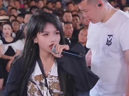 木森大舞台有史以来最强喊麦美女,木森想拜她为师却被拒绝了 #木森大舞台 #户外直播现场 #姜乐柔 #喊麦 #嗨翻全场