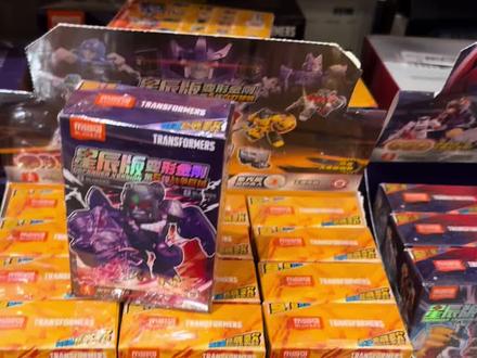 星辰六再次偶遇装甲隐藏霸王龙威震天 本来继续抽第七弹的,结果上一个小孩把所有有铃铛音全都买走了,这次真的人人都会抽,就看遇不遇得到,后面第六弹得补盒中没想到又来了一个14批次装甲隐藏bw威震天,这家店的一箱货搞完了嘿嘿#布鲁可#变形金刚#种草