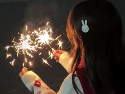 今年的仙女棒就这样拍叭! #仙女棒 #烟花 #新年快乐 #氛围感 #拍照姿势 @抖音创作灵感