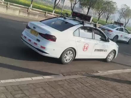 #dou上热门 很多学员全程都跑完了,偏偏栽在最后一步靠边停车😮💨
今天把扣分规则+实用技巧说透,帮你稳稳拿满分!
✅ 先搞懂扣分逻辑,核心!
科目三最多只能扣10分,85分直接挂科!
若之前没扣分:靠边停车车身与边线距离大于50公分,只扣10分,还能过✅
若之前已经扣了5分或者10分:靠边停车必须小于30公分!一旦超30公分再扣10分,直接挂科❌
靠边停车技巧
别再迷信固定点位了!换辆车、换个身高,点位全变误差👇
上车先调坐姿:固定好座椅、后视镜,找到你专属的「视线基准」
以车为参照物:用雨刮器、引擎盖边角等,结合你当下的视角找对齐点
慢打方向微调:先看远处边线,再扫后视镜,小幅度修正,别猛打方向
停稳再核对:车身正了、距离够了,再拉手刹、挂空挡
🧠 为什么我要这么教?
我见过太多学员硬背点位,换个考场、换辆车就慌了神。
真正有用的技巧,是教会你根据自己的视角去判断,而不是背一个永远会变的数字。
科目三考的不是记忆力,是安全驾驶的判断力。
💬 评论区告诉我:你最怕靠边停车的哪一步?
收藏起来考前看,转发给一起练车的朋友,咱们科三一把过!
#科目三 #靠边停车 #驾考技巧 #科三一把过