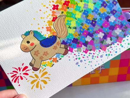🎨一路生花 · 马年治愈手绘 🐎小马踏着星光与花火,寓意新的一年一路生花,马到成功。
希望看到这幅画的你,2026年也能像这只小马一样,在开满鲜花的路上自在奔跑~
#2026马年 #一路生花 #丙烯马克笔涂鸦 #创作者中心 #创作灵感