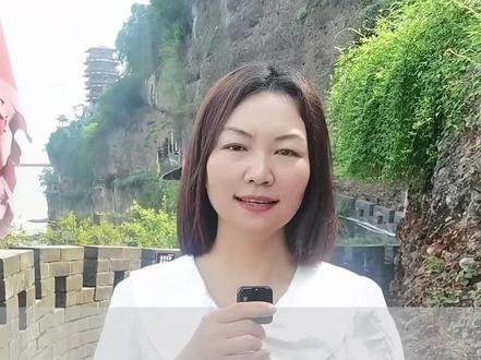 这里就是三国演义当中最出名的三大战役之一的夷陵大战的发生地。夷陵之战又称猇亭之战,是三国三大战役的最后一场。为什么刘备一定要发动夷陵之战?#旅行推荐官 #宜昌 #三国演义 #猇亭古战场风景区 #导游平姐 @抖音小助手 @DOU+小助手