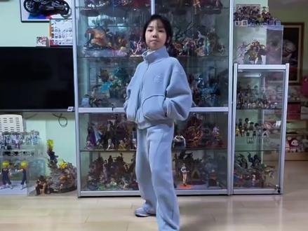 最近,一段《跆拳道女孩展现惊人步法》的视频火爆网络,主人公是上海五龙广场天阳店的一名学员。在专访中,我们收获了感动。女孩的出色表现,离不开父亲一路的陪伴与支持,从一个家长到如今兼任馆长,他用自己的方式,守护着女儿的成长与热爱。上海跆协,愿意倾听和见证每一份热爱背后的坚守。@变线旋风踢挑战