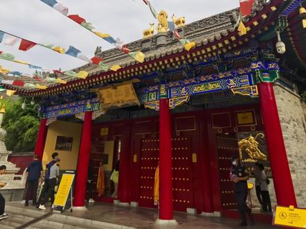 广仁寺位于中国陕西省西安市广仁寺路1号,坐落在西安明城墙内西北角。广仁寺整体建筑为标准的中原合院,以蒙古族文化符号为装饰,占地面积为16亩,33
有观音殿、绿度母殿、千佛殿、藏经阁四大殿,整体建筑群300余间。广仁寺始建于康熙四十四年(1705年),康熙皇帝来陕西巡视时,转拨款敕建,并赐名广仁寺,借以吸引“五陵六郡之众”和“外藩属国”,巩固边疆,使清王朝长治久安。广仁寺建成之后,被钦定为弘扬喇嘛教格鲁派“缘起性空”学说的专门道场。1952年,中国人民政府拨款整修了广仁寺,使大雄宝殿、藏经殿、菩萨殿及僧寮、厢房等全部焕然一新。1983年,广仁寺被中国国务院列为汉族地区佛教全国重点寺院,受到文物管理和宗教行政双重保护。广仁寺坐北朝南,布局呈“卧龙之势”,自山门到后殿逐个降低。寺内有影壁、康熙御碑亭、观音殿、护法殿、长寿殿、绿度母殿、千佛殿、藏经阁等主要景点。广仁寺在历史上起着凝聚、促进西北边陲多民族团结的作用,是藏汉文化交流、民族团结的见证。广仁寺为中国唯一绿度母主道场,也是陕西地区唯一的一座藏传格鲁派寺院,拥有中国唯一的精品千佛殿。2021年,广仁寺被确定为国家AAAA级旅游景区。