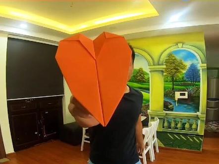 表白神器心形回旋机,绕她飞一圈就成功了#纸飞机 #折纸 #回旋纸飞机 #我要上热门 #七夕 @DOU+小助手