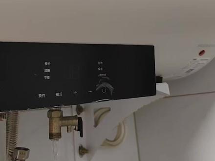 放假倒计时,帮客户换一台他自己的旧热水器,以旧换旧#热水器安装 #放假 #施工现场实拍 #青年大学习 #寮步