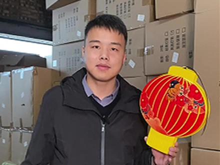 过年搞户外亮化其实特简单!不同场景有不同的小妙招,今天先给大伙儿唠唠街道树木的亮化玩法!
核心就俩法宝 ——LED 灯串 + 春节喜庆小挂件,再配上流星雨灯,年味直接拉满!
第一,灯串颜色得选对!这种 LED 灯串颜色超全,白光、暖光、红光、绿光,还有能变七彩的,全是过年那股热热闹闹的喜庆劲儿。往树上一缠,晚上一亮灯,整条街瞬间就有那味儿了!
第二,挂件必须安排到位!红灯笼、福袋这些往树枝上一挂,路过的人看着就开心。要是再配上 LED 流星雨灯,那效果直接翻倍!灯光簌簌往下流,跟灯串、挂件搭在一起,又协调又好看,谁见了不得说一句真漂亮!
#春节亮化 #春节亮化挂件 #灯串 #街道亮化 #创美照明