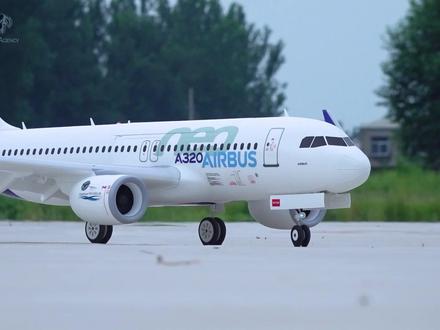 空中客车A320客机航模,地平线模型电动涵道飞机开箱装机测评 这款双64mm涵道喷气的空客A320客机航模有两个版本,我选择了BNF版,配有地平线带飞控的接收机,对频直接读取飞机设定参数,非常方便。这款飞机还可以选择白板机,方便玩家将其喷涂成自己喜欢的航司涂装。
它出厂完成度高,到手仅需20分钟即可完成安装和调试,全机无胶水,甚至连装饰零件都是卡扣结构。而且它装机上有很多人性化设计,主梁插管可以完美收纳于机身,翼尖小翼也可以放入机舱中,以防将零件忘记在家中。
这架飞机的细节主要有精美的贴纸组成,不过部分细节贴纸需要自己粘贴,大约30分钟,但是粘贴后的像真效果丰富,尤其是飞行时的样子非常唬人。
品牌:地平线模型
机型:空客A320
翼展:1522mm
机长:1590mm
#航模 #客机 #空客a320 #航空 #飞行