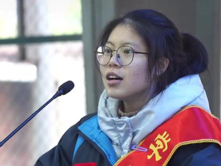 高考倒计时100天,学霸女孩热血发言点燃全场