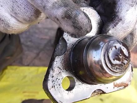 这台东方红LG1504#拖拉机 跑偏,拆开一看没打黄油,一侧半轴坏了,你们平时多久打一次油?评论区告诉我#抖音农机 #2022新农人计划 #农业机械 #农机维修 #手艺人的日常 #抖音乡村生活家