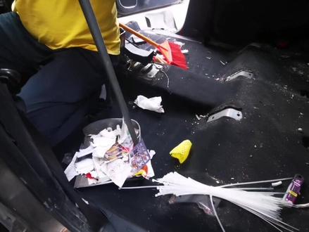 被工人搞得惨不忍睹的车,花了几个米给他还原出新车的感觉#江领驭胜#汽车顶棚翻新 #仪表台翻新 #汽车内饰改装 #360航空软包脚垫 #重庆dou知道