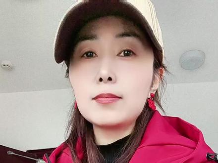 为什么最近全网都在找玉芬,答案来了:“玉芬”是一个网络梗,源自电视剧《马大帅》中王雅捷饰演的一角色玉芬。这个角色以淳朴的形象受到观众喜爱,成为不少人心中的“娶妻标准”,心里对爱的期盼,随着时间推移,“玉芬”逐渐演变成一个网络符号,常与“彪哥的大奔留不住的玉芬”等短语结合,表达对青春流逝、爱情遗憾或生活无奈的感慨,每个人心中都有那个念念不忘的“玉芬”,你有吗?#玉芬啊玉芬你让彪哥好伤心 #玉芬啊玉芬