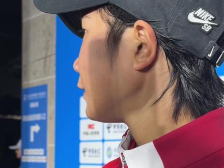 滑板俩“小花” 目标洛杉矶 #全运会 #2025全运会 文案#一起全运会# 【滑板俩“小花” 目标洛杉矶】十五运会滑板项目女子街式比赛决出最终名次,曾参加巴黎奥运会的两朵中国“小花”崔宸曦和朱沅玲获得前两名,上海选手洪韵收获铜牌。
决赛中,崔宸曦和朱沅玲向观众展现出目前中国女子滑板街式比赛的最高水准,获得第三名的洪韵也有精彩发挥。
赛后,两位“奥运小将”谈到了巴黎奥运会后自己的成长,不约而同说到“心态变化”,二人都认为在经历过奥运会后,自己更加沉稳、更加放松。动作方面,崔宸曦掌握动作更多,朱沅玲则感受到自己动作比以前更加“干净利落”。
今年12月,二人都将参加在日本举行的2025年世界滑板巡回赛北九州世界杯。长远来看,二人都将目标放在了2028年的洛杉矶奥运会,“我的目标是在洛杉矶奥运会拿前三”,崔宸曦说。(中青报·中青网记者 李梓昂/文及视频)