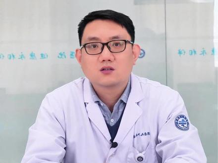 手指戳伤,肿胀变形,疼痛难忍,到底是脱位还是骨折,教你分辨。#手指戳伤 #手指骨折 #指骨脱位 #指骨骨折