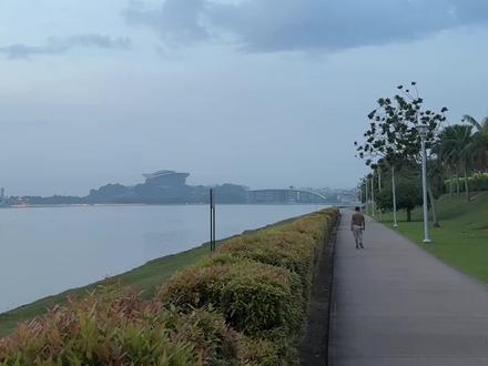 赛城
位于马来西亚半岛西海岸的雪兰莪州之中的城市
赛城(Cyberjaya),素有马来西亚“硅谷”之称,旧称赛博再也;位于马来西亚半岛西海岸的雪兰莪州之中,与马来西亚新政府所在地布城共同发展。
赛城是象征科技创新的智慧信息城,「cyber」是信息技术的英文,而「jaya」意为「成功」或「胜利」代表对赛城的美好展望。同时也是马来西亚的绿色先驱城市,48%的土地预留为公共设施和绿地,让绿色生活的理念衍变成一种结合自然、尊重自然的信仰,并在推动绿色生活模式过程中,让科研技术与生态环境获得平衡的发展。经过20年的规划建设,赛城现已是一座集科技创新产业、住宅区、商业区、教育、文化、休闲和医疗为一体的现代化新型城市。