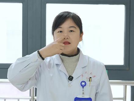 一个小动作筛查突发头晕是不是脑部病变引起! 一个小动作筛查突发头晕是不是脑部病变引起!
指鼻试验——突发头晕,指不准自己鼻尖,多考虑脑部病变引起,要尽快就医!#头晕 #脑梗 #走路不稳 #医学科普