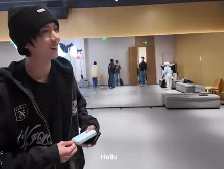 黄子弘凡和TF四代的合作跳舞花絮
#黄子弘凡 #TF家族四代