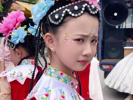 这是什么听到什么才有的反应,你们评论区说说?全网都在找的张熠微🔥😂😂😂#民族文化出圈 #游街表演 #国风小戏骨 #张熠微 #民俗文化 @巨量引擎小助手 @抖音小助手 音