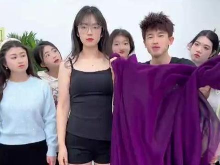 做衣服挑战,哈哈太牛了吧 #一秒换装 #办公室游戏