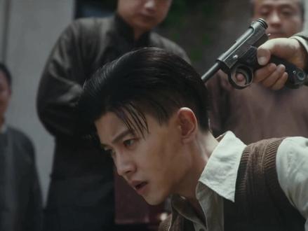 任嘉伦新剧风与潮, 一袋大米闯生死局!何贤以身犯险,枪口下暗藏惊天转机 #风与潮 #风与潮从难民到澳门王 #风与潮任嘉伦从难民到传奇 #任嘉伦新剧