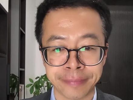 邻居把鞋子鞋架堆放在楼道,小伙儿把爷爷遗照挂在楼道,制服了违法邻居。#法律 #法律常识 #法律咨询 #律师 #刑事律师