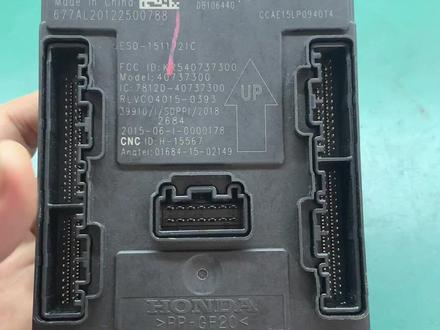 本田思域半夜无缘无故报警故障,十代思域锁车后报警,双闪灯亮起,仪表灯亮起,这时按遥控打不开门,只能机械钥匙打开车门,打开车门着车以后,警报声解除。实质上就是本田车的BCM通病故障,维修好BCM电脑,故障就得以解决。东莞汽车电子维修,鼎力汽车电子,汽车电路维修,汽车电脑维修。#本田 #汽车维修 #十代思域