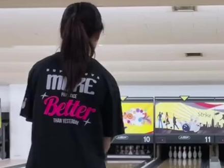 原来丢保龄球的时候 一定要摆腿#保龄球 #神操作 #地滚球